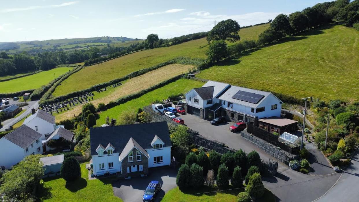 Y Grange Bed & Breakfast Llanfihangel-y-Creuddyn Exterior photo